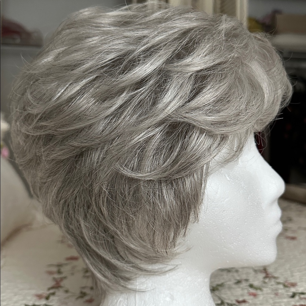 4pc Estetica Design petite Valerie wig, stand, head, brush all included in sale.